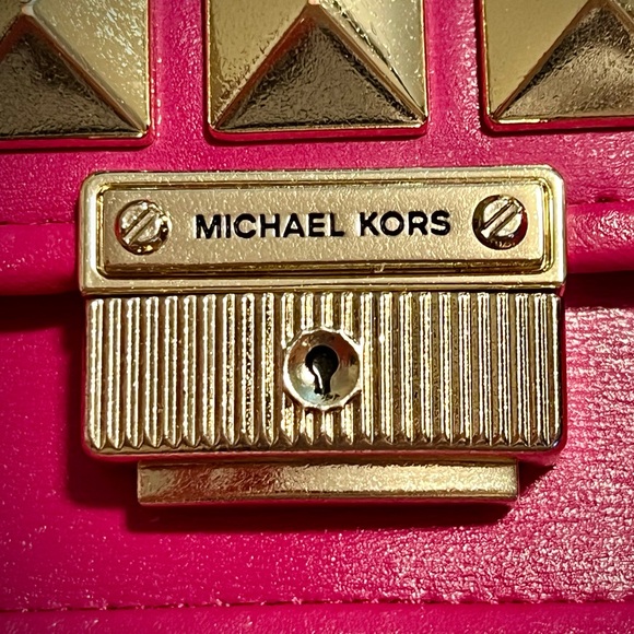 MICHAEL KORS HOT PINK RUNWAY CROSSBODY CAMERA BAG / STUDDED - Picture 2 of 16